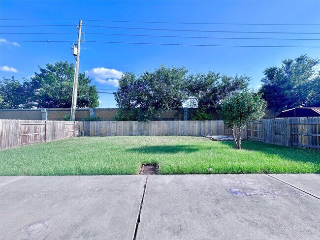 Building Photo - 18523 Spinney Ln
