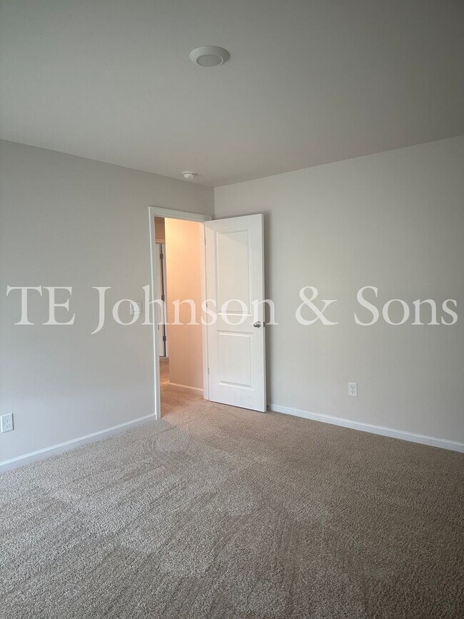 Building Photo - Spacious 4 Bedroom Home in Lexington – Modern Amenities and Comfort Await!