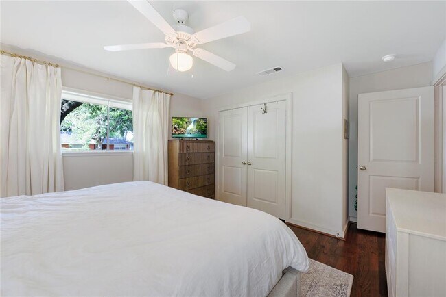 Building Photo - 2114 Hewitt Dr