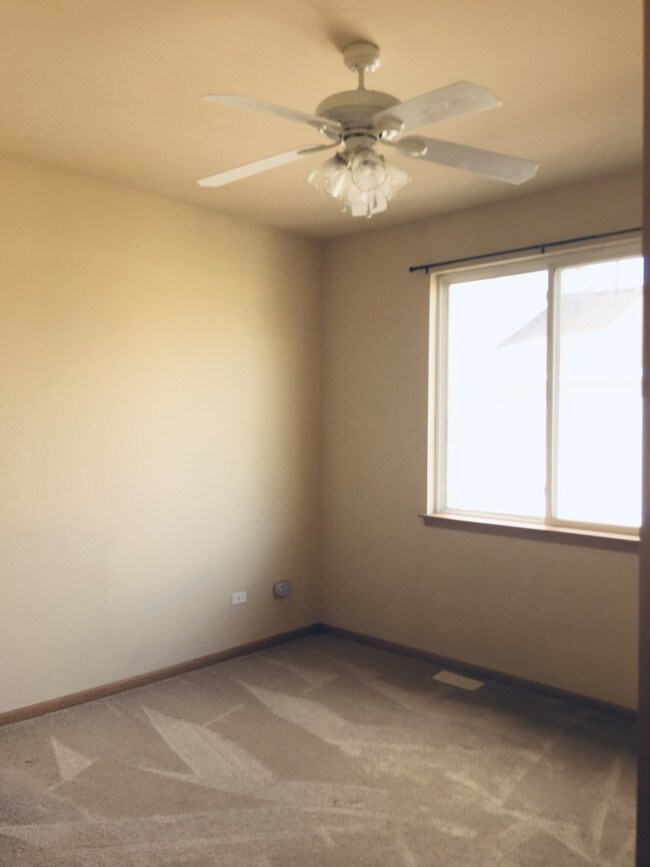 Building Photo - 1733 Fieldstone Dr N