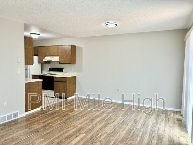 Building Photo - 470 Lone Pine St