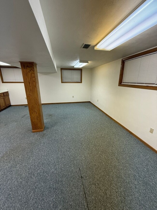 Building Photo - FOR RENT! Spacious 3-Bedroom Home with Garage & Large Yard – Davenport, IA