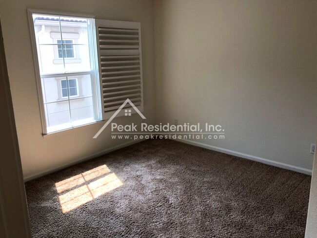 Building Photo - Newer 3bd/2.5ba North Natomas Condo with 2...