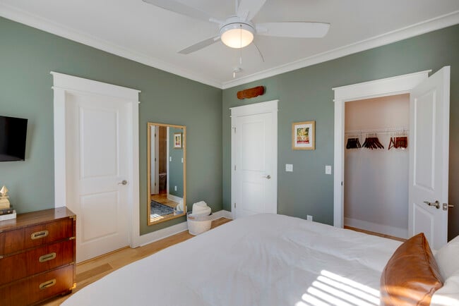 Building Photo - 615 E 33rd St