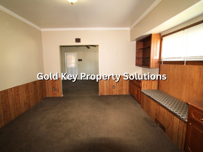 Building Photo - Spacious 2 BR 1 BA House with Central Air and Enclosed Porch (SECTION 8 APPROVED)