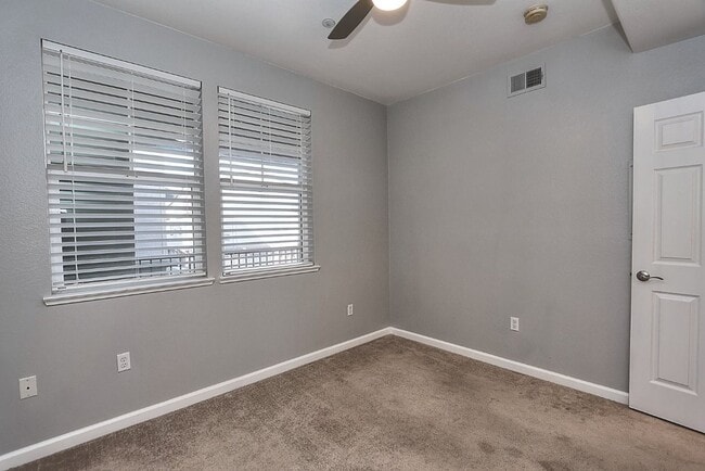 Building Photo - Beautiful Condo in Gated Community for Rent!