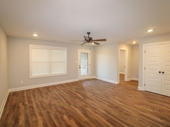 Building Photo - MOVE IN Special - 1st Month Rent FREE - Ca...