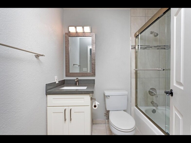 Building Photo - 5638 Calmor Ave