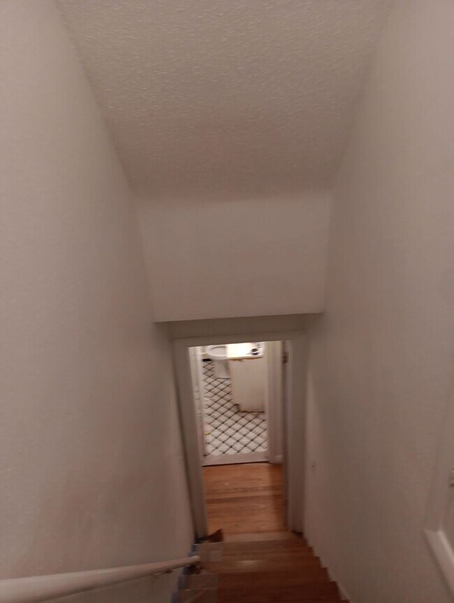 Building Photo - Quaint 3 bedroom home