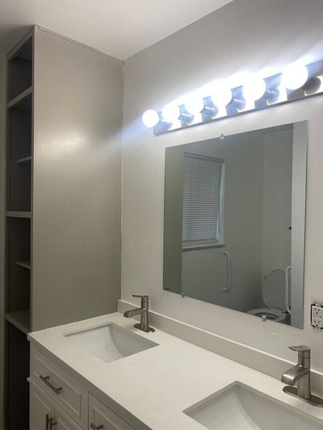 Building Photo - Beautiful remodeled home in northeast heig...