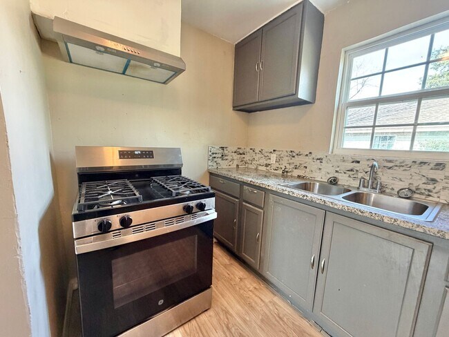 Building Photo - 2 bed cute home