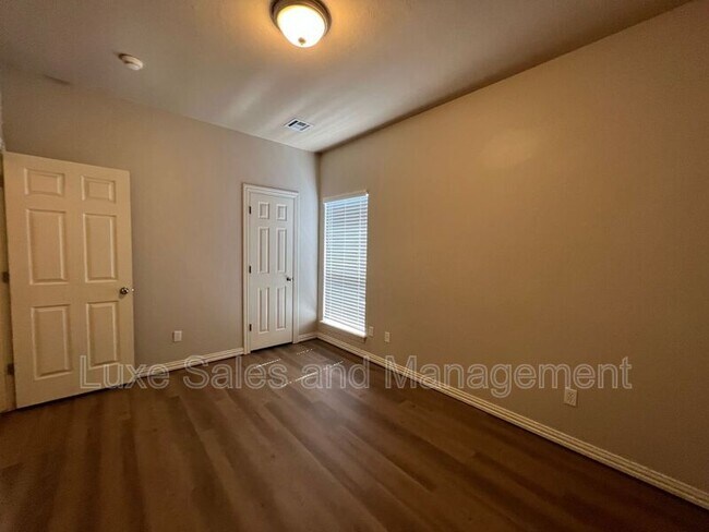 Building Photo - 509 SW 124th Pl