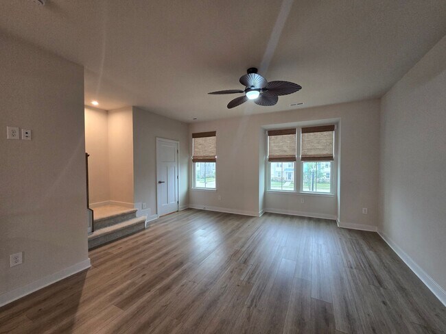 Building Photo - 4 Bed, 3.5 Bath Townhome Located just minutes from the VA/NC Line