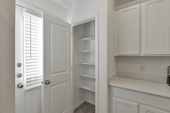 Building Photo - 1935 Barrett Gables Dr