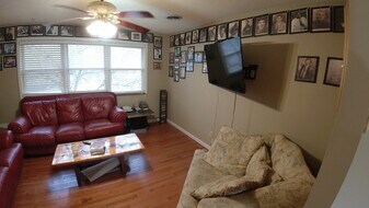 Building Photo - 1725 Pinebrook Dr