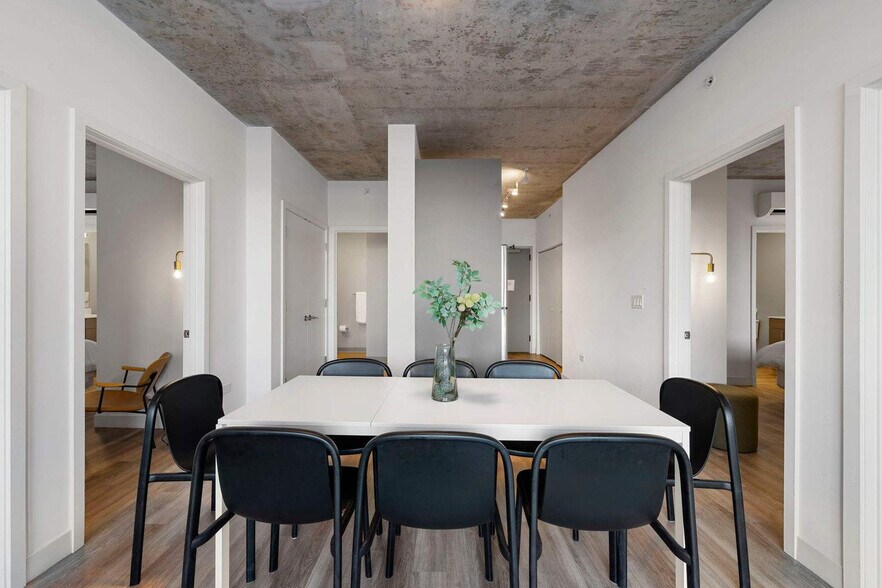 Building Photo - 853 W Blackhawk St