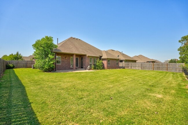 Building Photo - Stunning 3 Bedroom Home with Fireplace, Community Amenities & Open Floor Plan