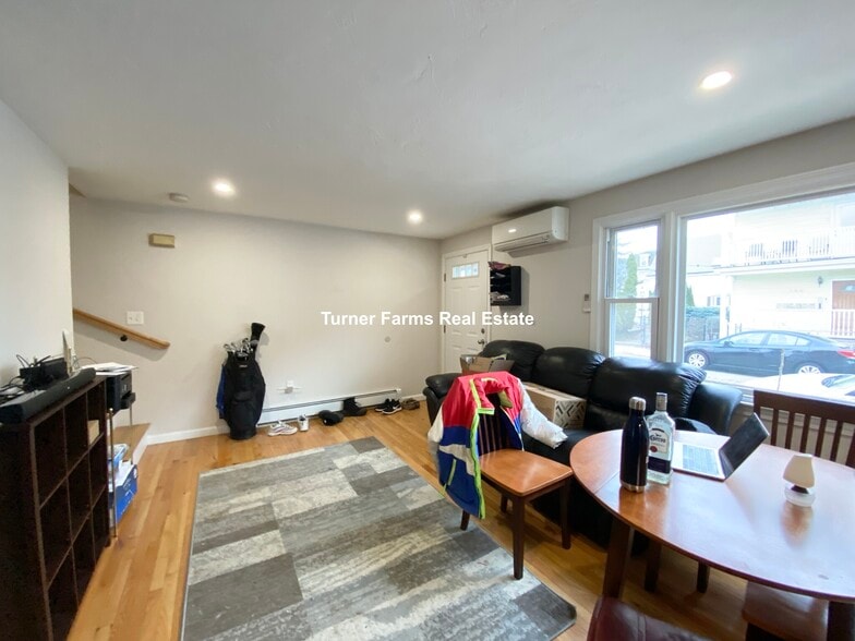 Primary Photo - 185 Sydney St