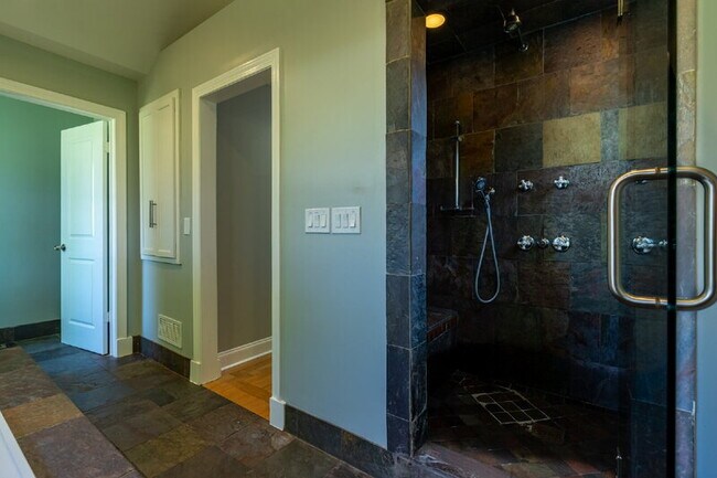 Building Photo - 3265 N Fulton Ave