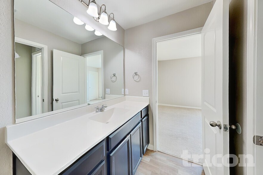 Building Photo - 4945 Hallies Gdn