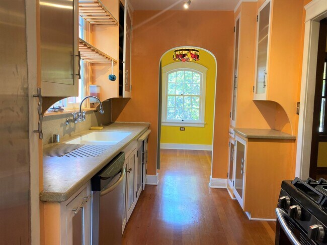 Building Photo - CHARMING! BACKYARD OASIS! REAL HARDWOOD FLOORS! FULL SIZED WASHER/DRYER! OFF OF ADAMS AVE!