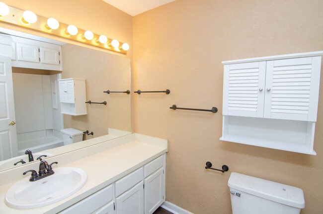 Building Photo - Convenient Bellevue Townhome