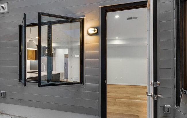 Building Photo - 2248 Ontario Rd NW