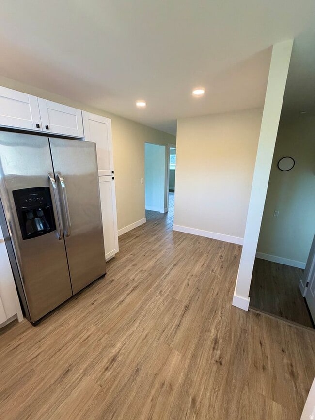 Building Photo - Modern & Updated Living in the Heart of Draper