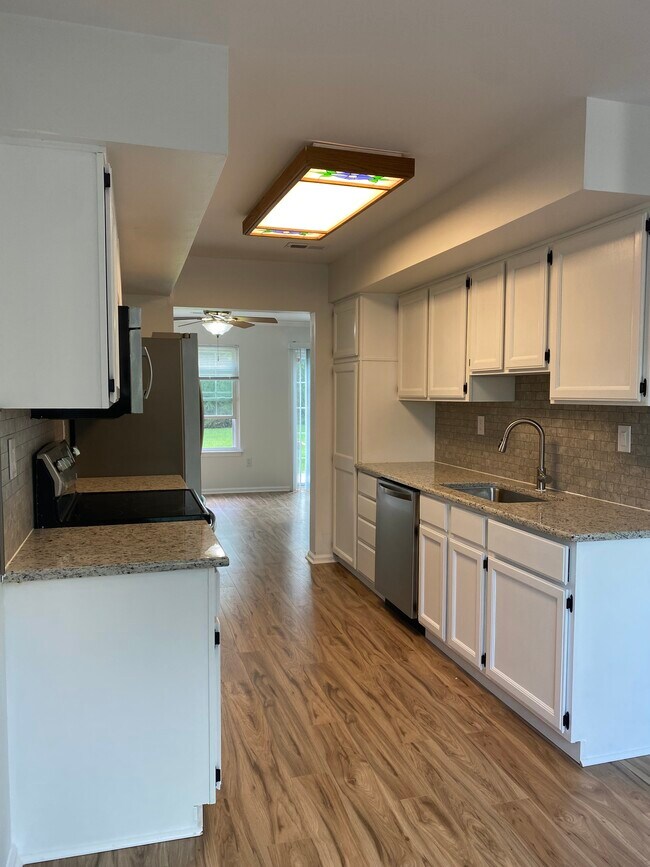 Building Photo - 6902 Colonial Ct