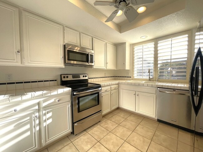 Building Photo - AVAILABLE NOW!  3 Bedroom 2 Bathroom Condo in Sunrise Country Club