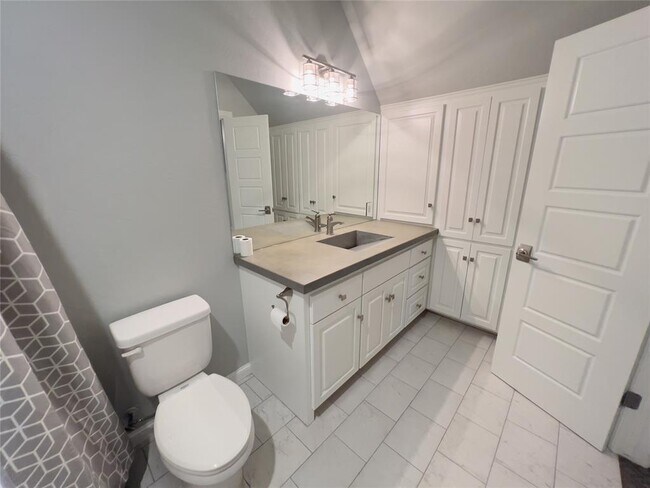 Building Photo - 424 Seville Dr