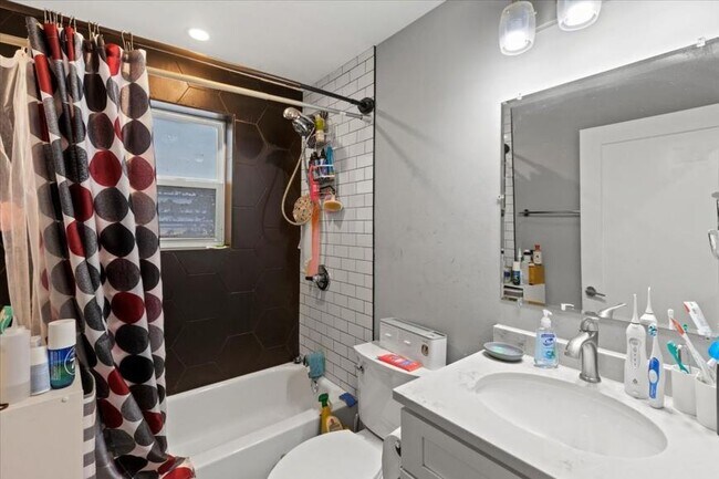 Building Photo - 3 bedroom in Chicago IL 60618
