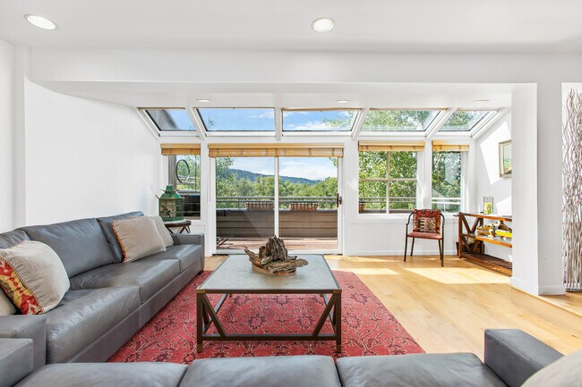 Building Photo - 100 N 8th St