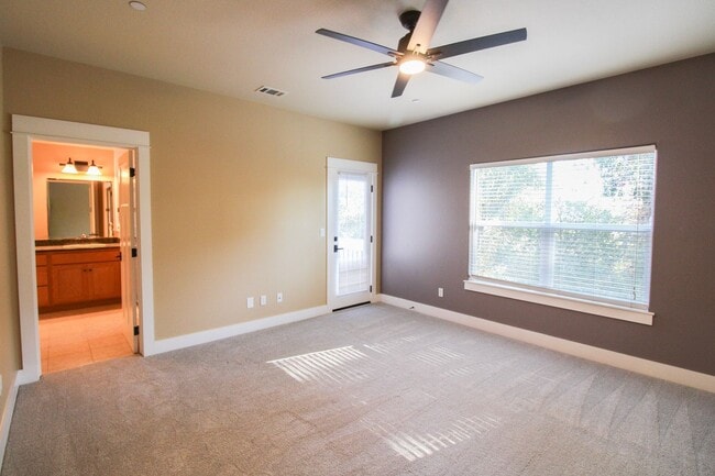 Building Photo - Walnut Grove 3 Bedroom Townhouse