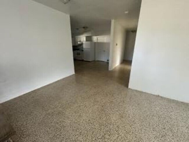 Building Photo - 3 Bed 2 Bathroom Home