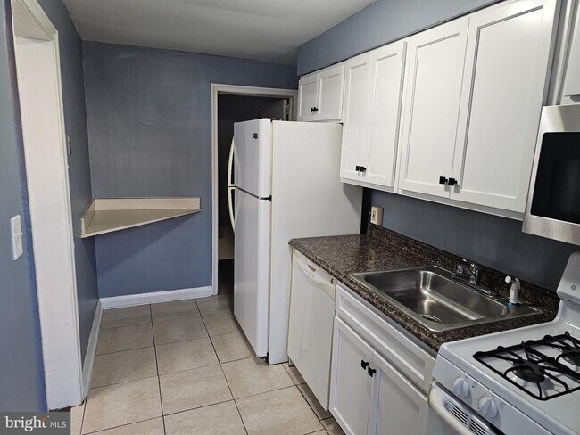 Building Photo - 3238 Westmont Ave