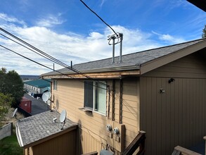 Building Photo - 365 NE Loper Ave
