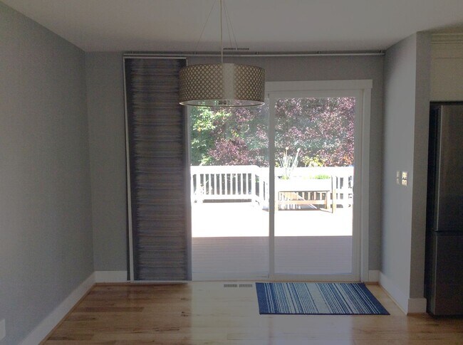 Building Photo - Le and Delisi - Bellevue Duplex