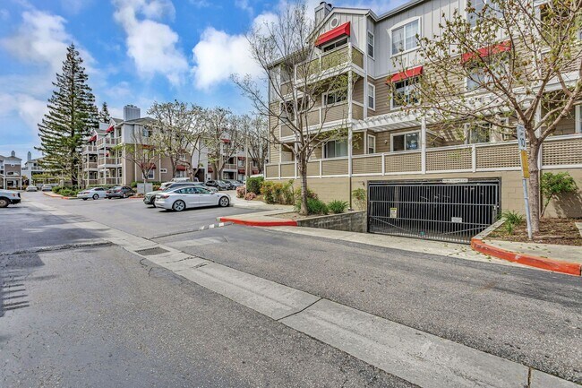 Building Photo - 2-Bedroom Condo in Prime Sunnyvale Location Near Tech Hubs