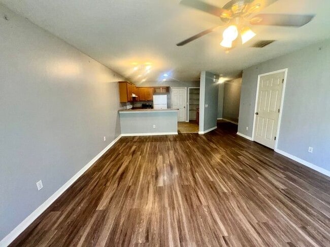 Building Photo - 3 bedroom 2.5 bath Oakcrest Townhome with Laminate and Tile flooring Throughout, and a 1 Car Garage!