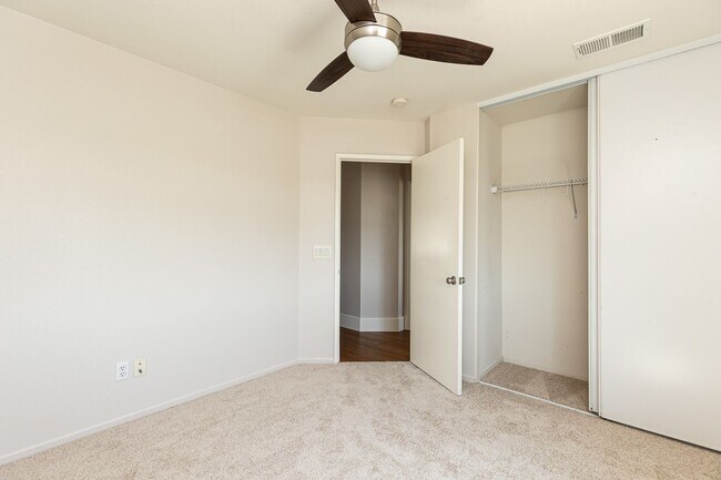 Building Photo - Beautiful Oceanside Cul-De-Sac Home!