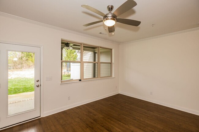 Building Photo - 3125 Sassafras Ln