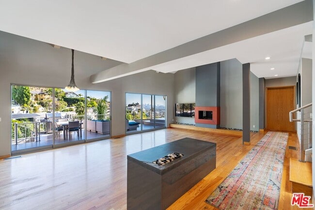 Building Photo - 8614 Hollywood Blvd