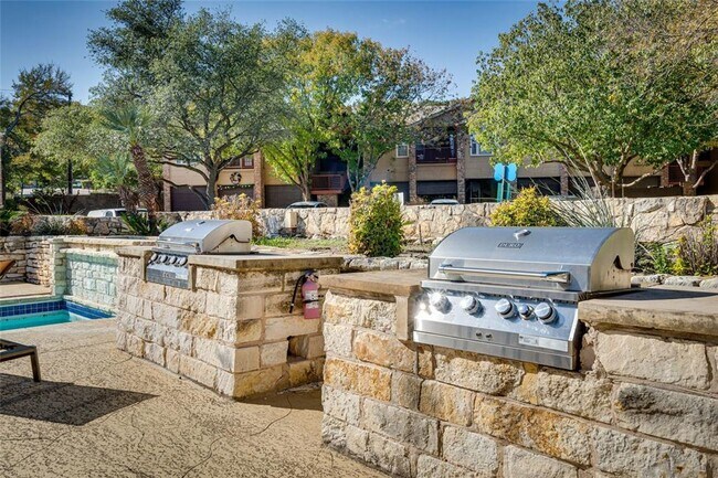 Building Photo - Awesome Huge 1 BD with Garage - Dog Park - Resort Pool - $1195