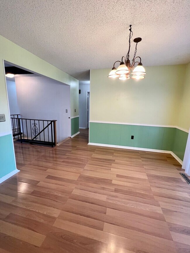 Building Photo - 4 Bedroom, 3 Bath walking distance to Amanda Arnold Elementary!
