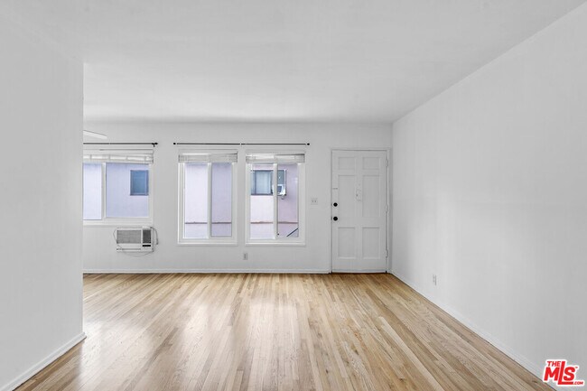 Building Photo - 1248 Barry Ave