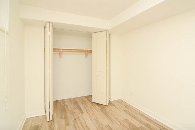 Building Photo - 1160 N La Salle Dr