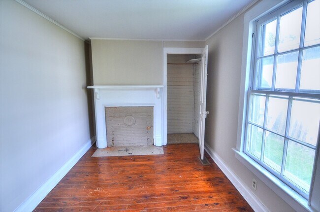Building Photo - Sunny 3 Bedroom House - Walk To Downtown H...