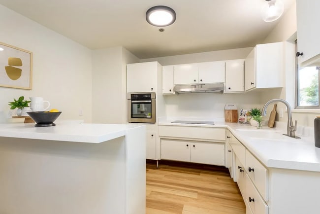 Building Photo - Enjoy this homes convenient location to al...