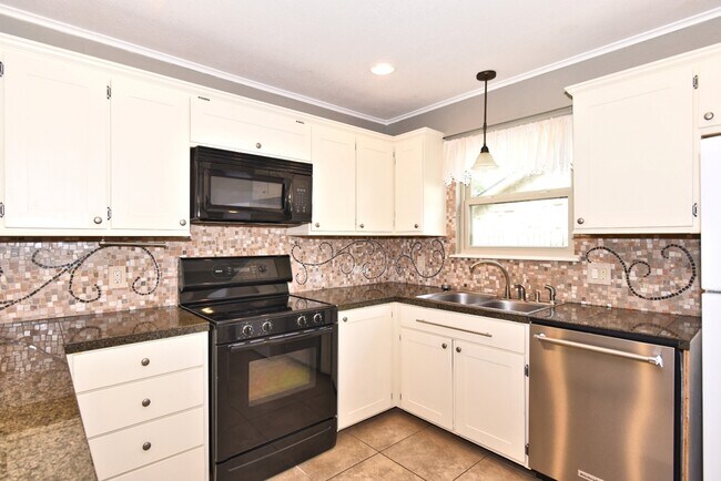 Building Photo - 2309 W Oakridge St